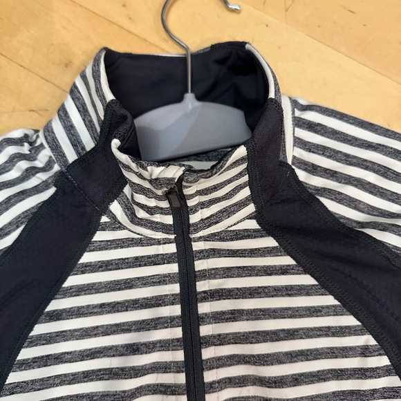 Lululemon bundle of 2 tops, 4/6 - Picture 3 of 7